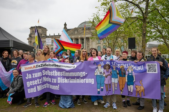 12.04.2024, Berlin: Ein Transparent mit der Aufschrift �Ja zum Selbstbestimmungsgesetz! Nein zu Diskriminierung und Misstrauen!� wird bei einer Protestveranstaltung gegen das Selbstbestimmungsgesetz v ...