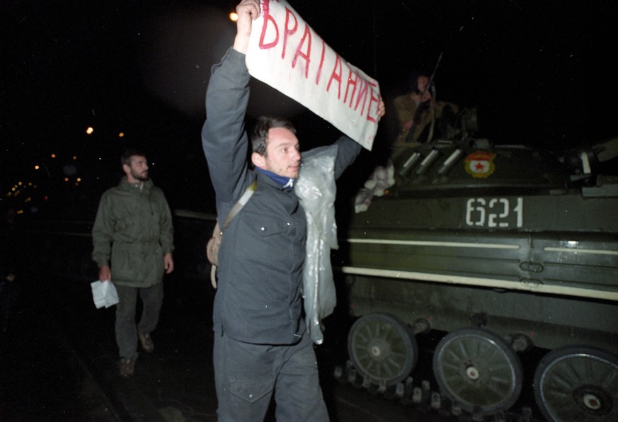 Opponents of State Committee of the State of Emergency 418465 21.08.1991 Protesters urging soldiers to take their side on the Sadovoye Ring Road near Tchaikovsky street during a coup d tat attempt. Au ...