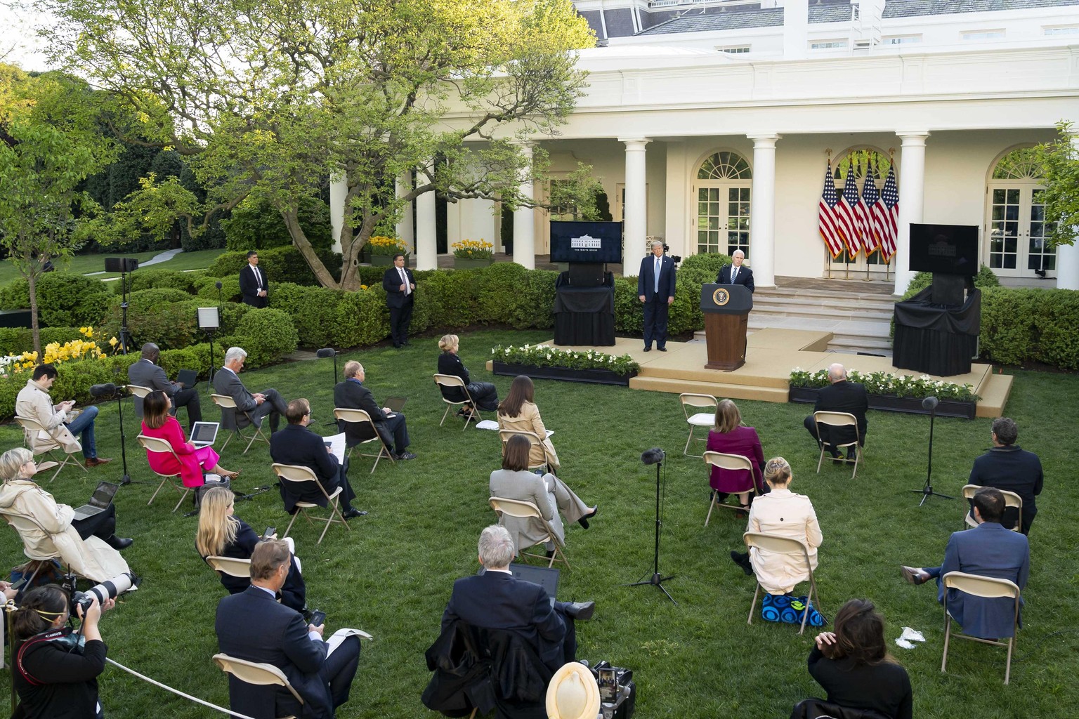 Journalisten bei einer Pressekonferenz im Weißen Haus. Am Freitag saßen die Reporter wesentlich enger zusammen, als auf diesem Bild zu sehen ist.