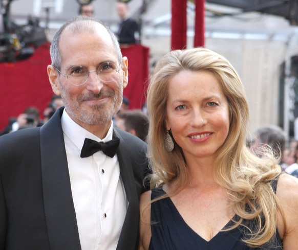HOLLYWOOD - MARCH 07: Apple's Steve Jobs and Laurene Powell arrive at the 82nd Annual Academy Awards held at Kodak Theatre on March 7, 2010 in Hollywood, California. (Photo by Alexandra Wyman/Getty Im ...