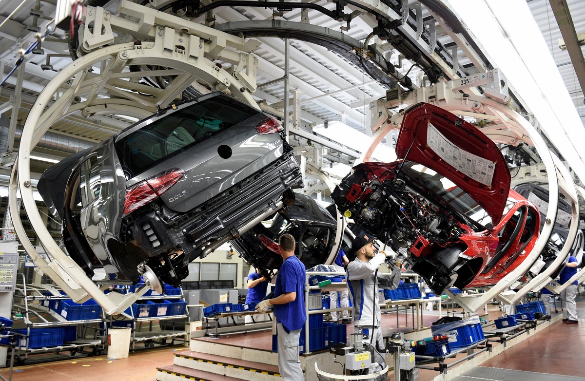 ARCHIV - 30.10.2017, Niedersachsen, Wolfsburg: Mitarbeiter arbeiten im Volkswagen-Werk an einer Fertigungsstrecke des VW Golf 7. (zu dpa Volkswagen rechnet mit noch mehr Problemen durch Abgas-Standard ...