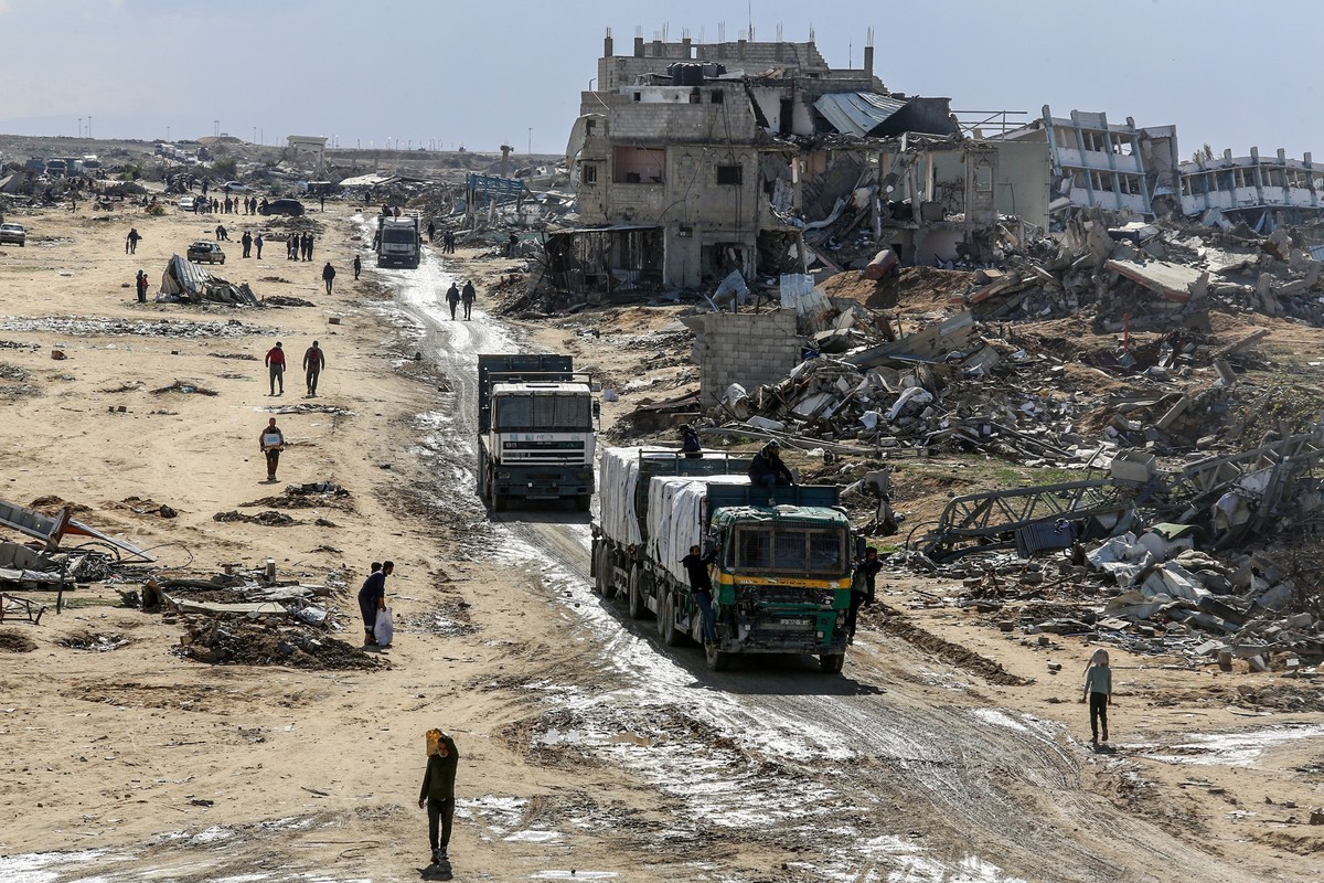 ARCHIV - 23.01.2025, Palästinensische Gebiete, Rafah: Lastwagen mit humanitärer Hilfe des Hilfswerks der Vereinten Nationen für Palästinaflüchtlinge im Nahen Osten (UNRWA) fahren am Kerem-Schalom-Über ...