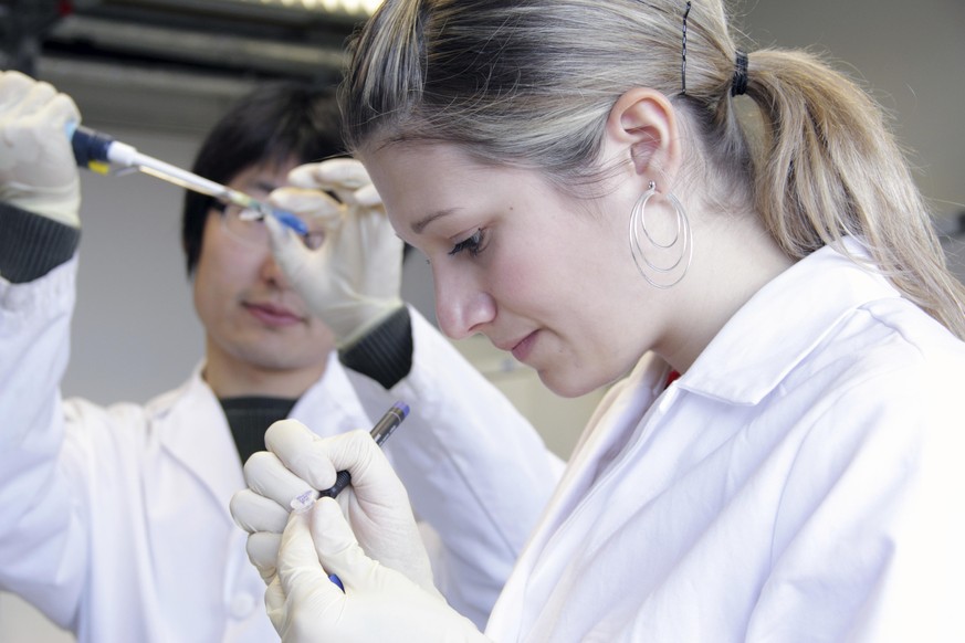 Wissenschaftler forschen mit Hochdruck an neuen Erkenntnissen zum Coronavirus und der von ihm ausgelösten Lungenkrankheit Covid-19. (Symbolbild)