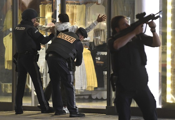 Schwerbewaffnete Polizisten kontrollieren in der Wiener Innenstadt eine Person. Ein Beamter hat sein Gewehr im Anschlag.