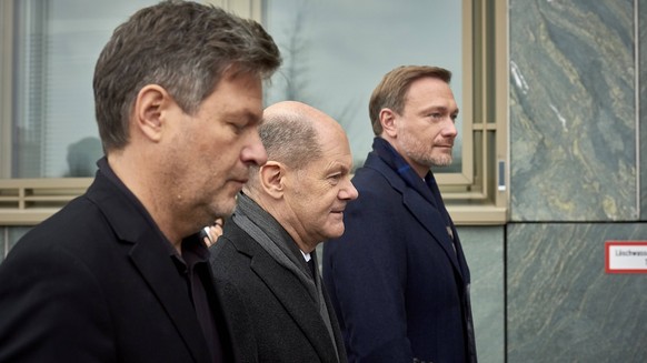 Robert Habeck Olaf Scholz Christian Lindner Deutschland, Berlin, 12.07.2021: Auf dem Weg zur Bundespressekonfernz um die Fragen der Journalisten zum Koaltionsvertrag zu beantworten. Im Futurium unterz ...