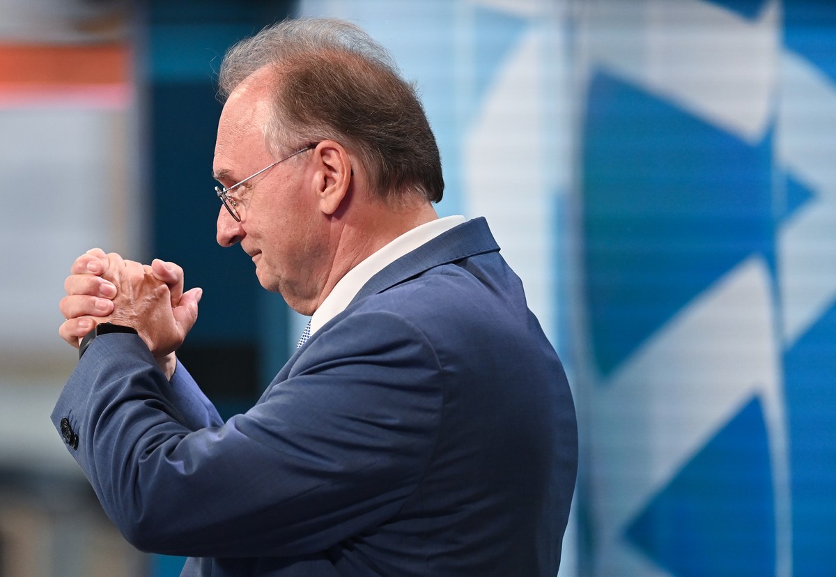 06.06.2021, Sachsen-Anhalt, Magdeburg: Reiner Haseloff (CDU), Ministerpr�sident von Sachsen-Anhalt, gestikuliert in der Messe. Foto: Robert Michael/dpa +++ dpa-Bildfunk +++