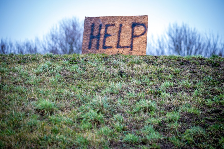 30.01.2023, Mecklenburg-Vorpommern, Upahl: &quot;Help&quot; steht auf einem Schild in der Nähe von Upahl. Am 26.01.2023 protestierten im benachbarten Grevesmühlen rund 700 Menschen vor der &quot;Malzf ...