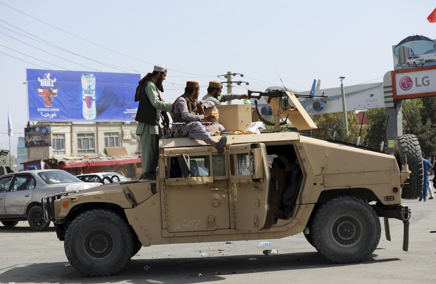 Taliban-Kämpfer vor dem Flughafen von Kabul. Nachdem die Taliban Kabul einnahmen, ist im benachbarten Usbekistan ein afghanisches Kampfflugzeug abgestürzt.