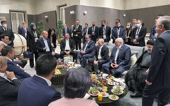 HANDOUT - 15.09.2022, Usbekistan, Samarkand: Dieses von der t�rkischen Pr�sidentschaft via AP zur Verf�gung gestellte Foto zeigt Recep Tayyip Erdogan (M,l), Pr�sident der T�rkei, im Gespr�ch mit Ilham ...