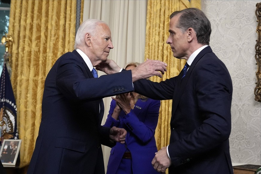 Biden Gives First Speech Since Dropping Out - Washington President Joe Biden hugs his son Hunter Biden after addressing the nation from the Oval Office of the White House in Washington, DC, USA, Wedne ...