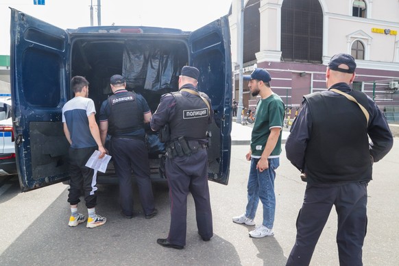 05.08.2024. Russia. Moscow. Checking vehicles by patrol officers during duty in Moscow. Alexey Belkin/NEWS.ru BelkinxAlexey