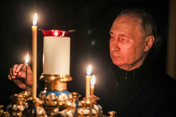 News Bilder des Tages RUSSIA - MARCH 24, 2024: Russia s President Vladimir Putin lights a candle to commemorate victims of a terrorist attack on the Crocus City Hall. Mikhail Metzel/Russian Presidenti ...