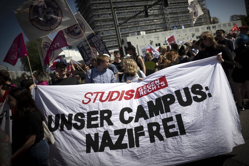 1. Mai Demo DEU, Deutschland, Germany, Berlin, 01.05.2024 Demonstranten mit Transparent Studis gegen Rechts Unser Campus Nazifrei gegen die AfD und Rechtsradikalismus an der Universitaet auf der Demon ...