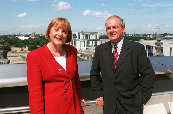 Angela Merkel und der frühere ZDF-Journalist Peter Hahne am 20.07.2001 auf dem Dach des Reichstagsgebäudes.