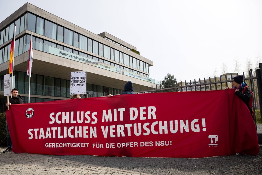 Aktivisten demonstrieren vor der hessischen Landesvertretung in Berlin.