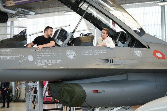 20.08.2023, Dänemark, Vojens: Wolodymyr Selenskyj (l), Präsident der Ukraine, und Mette Frederiksen (r), Ministerpräsidentin von Dänemark, sitzen in einem F-16-Kampfjet auf dem Luftwaffenstützpunkt Sk ...