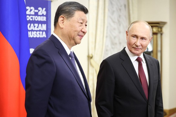 RUSSIA, KAZAN - OCTOBER 22, 2024: China s President Xi Jinping and his Russian counterpart Vladimir Putin pose during a meeting on the sidelines of the 2024 BRICS Summit. Alexander Kazakov/Russian Pre ...