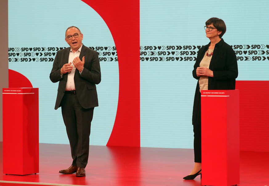 Saskia Esken und Norbert Walter-Borjans, SPD-Vorsitzende, halten auf dem Online-Bundesparteitag der SPD eine Rede. Der Parteitag findet mit Beschluss des Wahlprogramms für die Bundestagswahl 2021 im C ...