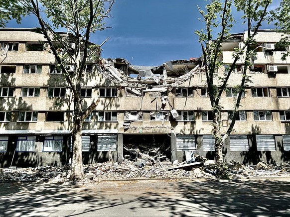 Ein zerstörtes Hotel in der Innenstadt von Mykolajiw. Als die Rakete einschlug, schliefen noch Gäste in dem Haus.