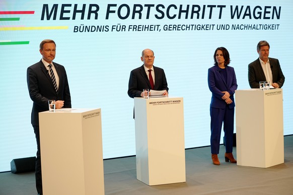 Christian Lindner, Parteivorsitzender der FDP (l-r), Olaf Scholz, SPD-Kanzlerkandidat und geschäftsführender Bundesfinanzminister, Annalena Baerbock, Bundesvorsitzende von Bündnis 90/Die Grünen und Ro ...