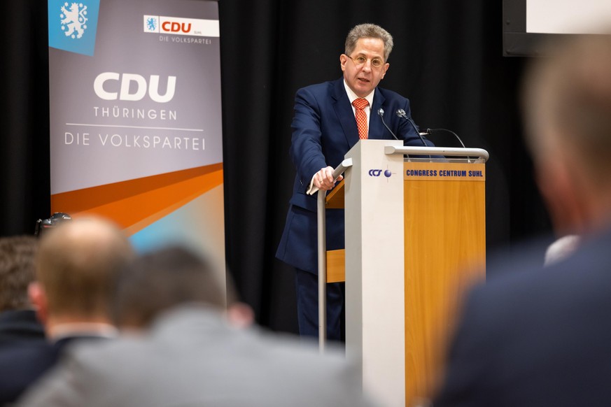 30.04.2021, Thüringen, Suhl: Hans-Georg Maaßen (CDU) spricht vor der Wahlkreisvertreterversammlung der CDU-Kreisverbände in Südthüringen. Bei der Versammlung entscheiden die Delegierten der vier Südth ...