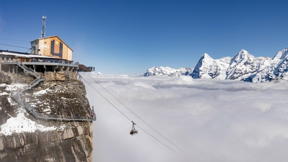 In den Schweizer Alpen sind Seilbahnen gang und gäbe – ohne sie käme man weder im Sommer noch im Winter auf die Spitze der Berge.
