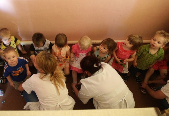 ITAR-TASS: LUGANSK, UKRAINE. JULY 1, 2014. Evacuation of an orphanage in the city of Lugansk. PUBLICATIONxINxGERxAUTxONLY RE148EF1

ITAR TASS Lugansk Ukraine July 1 2014 Evacuation of to Orphanage in  ...