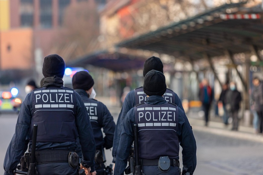 Polizistinnen und Polizisten am Bahnhof in Reutlingen bei einer Demonstration gegen Corona-Maßnahmen im März 2022.