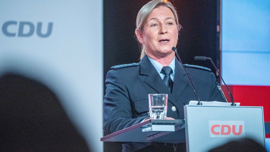 17.06.2023, Berlin: Claudia Pechstein, Olympiasiegerin im Eissschnelllauf, spricht in ihrer Uniform als Bundespolizistin beim CDU-Grundsatzkonvent. Das neue Grundsatzprogramm soll bei einem Bundespart ...