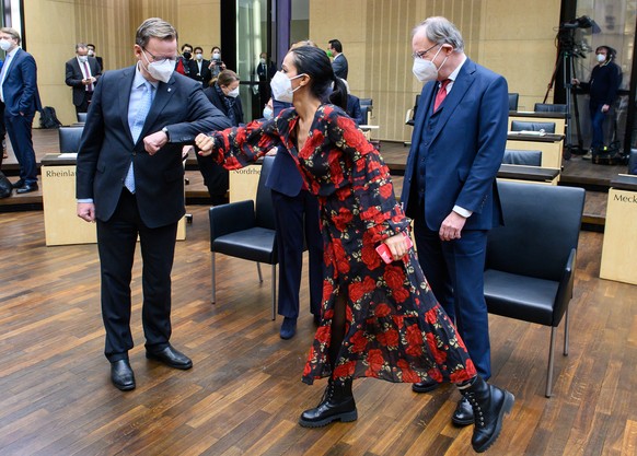 Sawsan Chebli begrüßt im Bundesrat den Thüringer Ministerpräsidenten Bodo Ramelow.