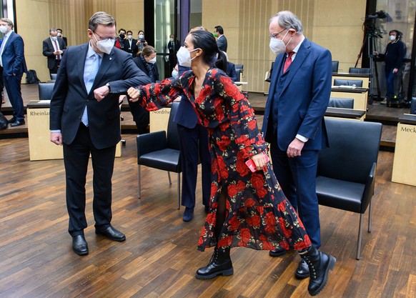 12.02.2021, Berlin: Sawsan Chebli (r, SPD), Berliner Staatssekret�rin f�r Bund-L�nder-Koordination, und Bodo Ramelow (Die Linke), Ministerpr�sident von Th�ringen, begr��en sich zu Beginn der 1000. Sit ...