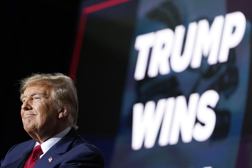 dpatopbilder - 15.01.2024, USA, Des Moines: Donald Trump, ehemaliger Präsident der USA, spricht auf einer Caucus-Party. Foto: Andrew Harnik/AP +++ dpa-Bildfunk +++