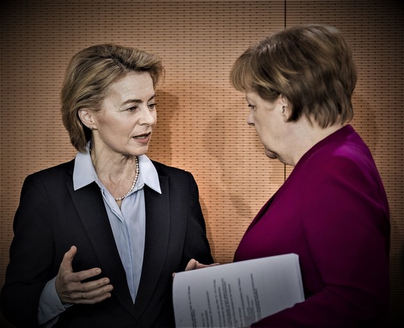 Bundesverteidigungsministerin Ursula von der Leyen (L), CDU, unterhaelt sich mit Bundeskanzlerin Angela Merkel, CDU, im Rahmen der woechentlichen Kabinettssitzung der Bundesregierung in Berlin, 02.05. ...