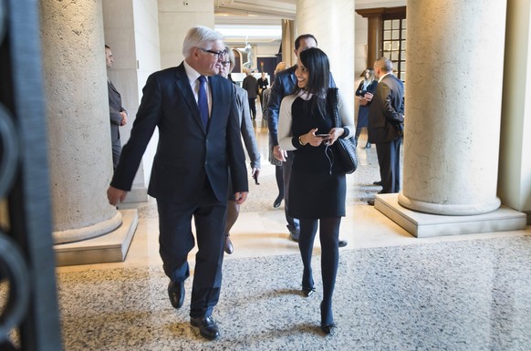 Dezember 2015: Der damalige Bundesaußenminister Frank-Walter Steinmeier mit seiner Stellvertretenden Sprecherin Sawsan Chebli im Rahmen seines Besuchs beim 22. OSZE Ministerrat Belgrad.