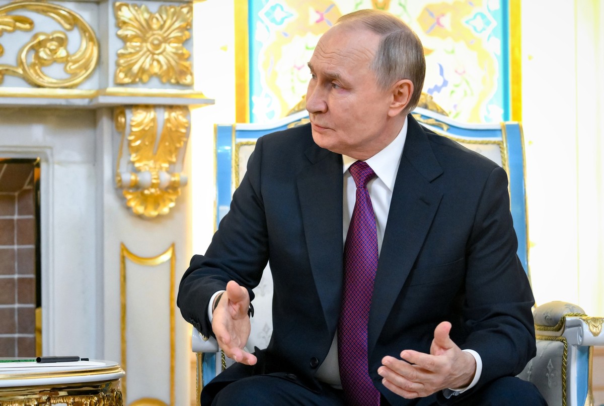 Russian President Vladimir Putin talks with Azerbaijan&#039;s President Ilham Aliyev during their meeting on the sidelines of the Russia-Central Asia summit in Dushanbe, Tajikistan, on Thursday, Oct.  ...