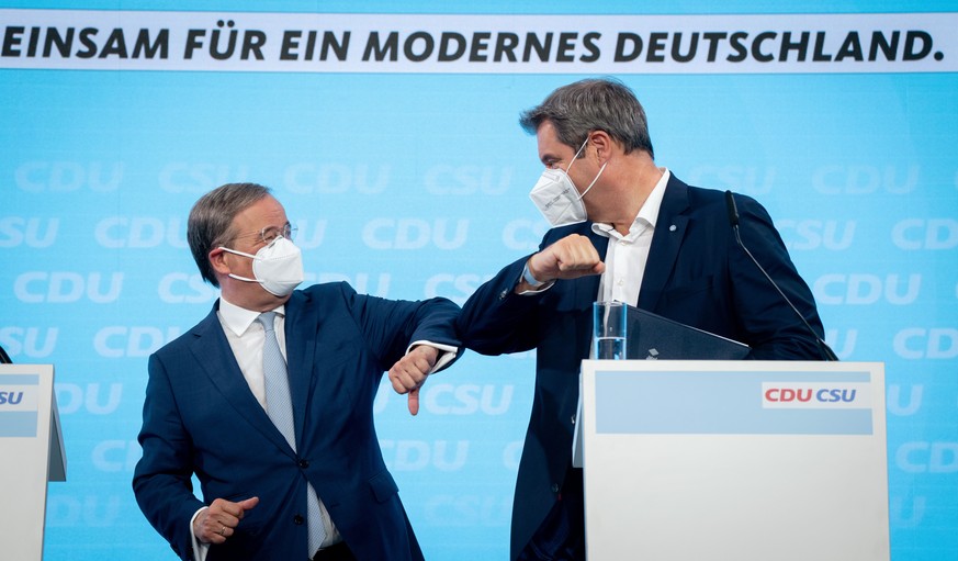 CDU-Chef Armin Laschet (l.) und CSU-Chef Markus Söder präsentieren ihr gemeinsames Wahlprogramm. Fridays-for-Future-Aktivistin Carla Reemtsma kritisiert das Papier. 