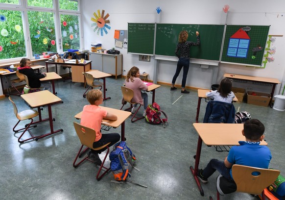 10.06.2020, Hessen, Wiesbaden: Schülerinnen und Schüler der Klasse 4c der Robert-Schumann-Grundschule sitzen mit Abstand zueinander im Unterricht bei ihrer Lehrerin Sylke Wassmann. Hessen Grundschulen ...