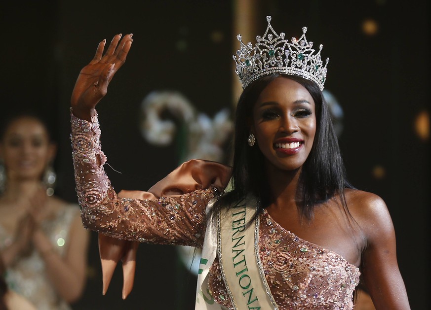 Entertainment Bilder des Tages March 8, 2019 - Pattaya, Thailand - A beauty contestant from USA, Jazell Barbie Royale (L) seen waving after winning the annual Miss International Queen 2019 transvestit ...