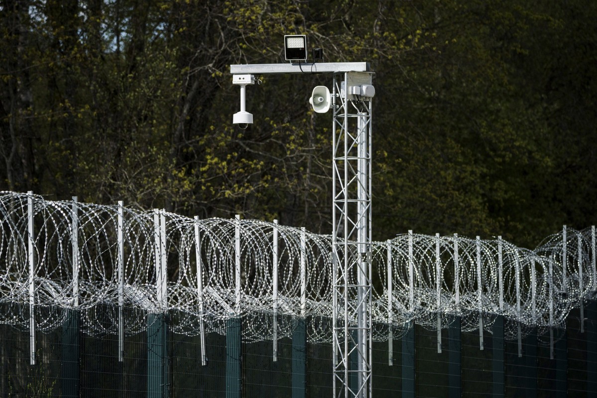 21.05.2025, Finnland, Finnisch-russische Grenze: �berwachungsger�te am neu errichteten Grenzzaun an der Grenze zwischen Finnland und Russland in der N�he des Grenz�bergangs Nuijamaa in Lappeenranta, O ...