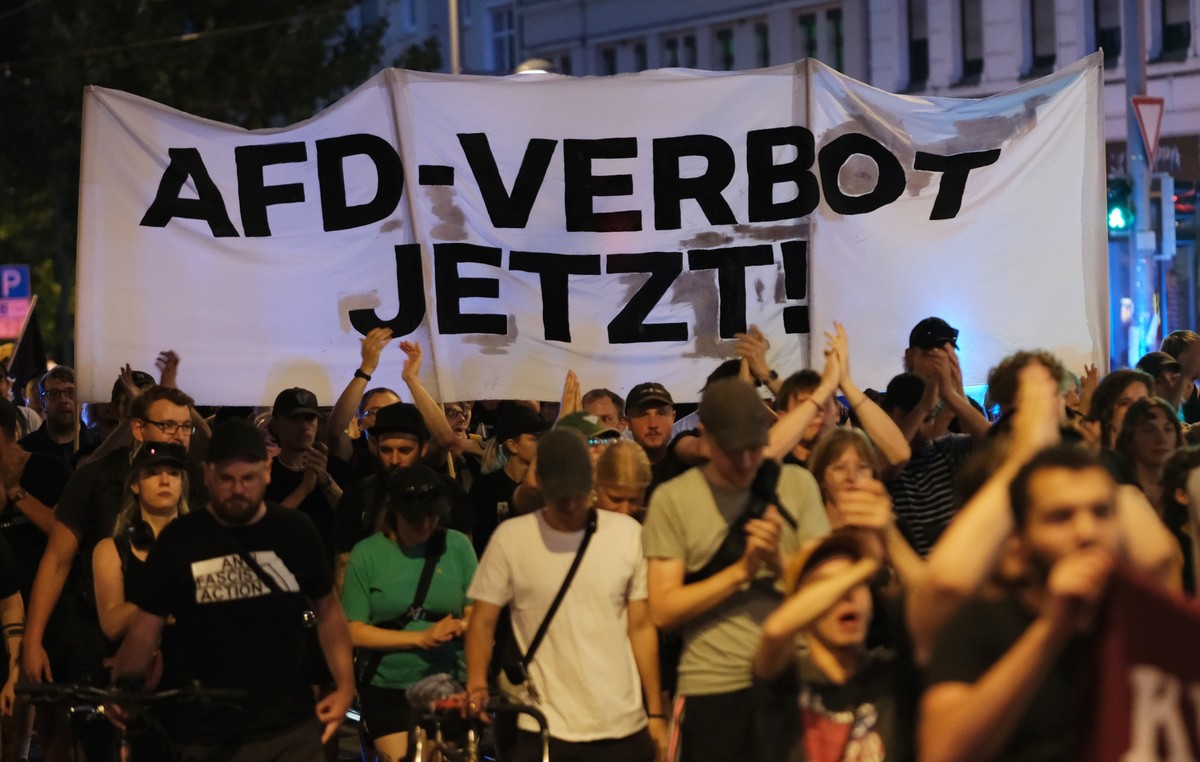 ARCHIV - 02.09.2024, Sachsen, Leipzig: Teilnehmer einer linken Demonstration gehen mit Transparent mit der Aufschrift «AfD- Verbot jetzt!» eine Straße entlang. (zu dpa: «Führende Unionsleute bleiben b ...