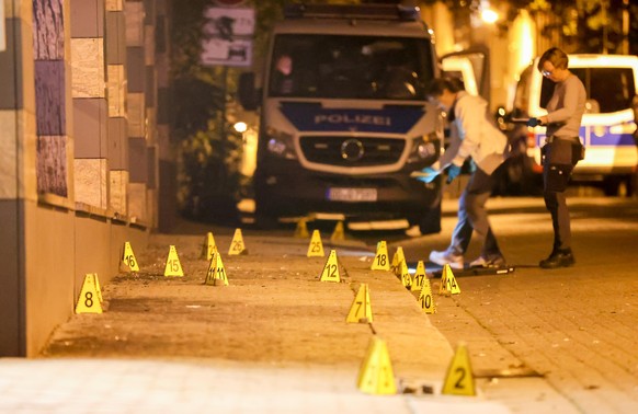 04.09.2020, Sachsen, Leipzig: Polizeibeamte sichern Spuren, nachdem während einer linken Demonstration ein Polizeiposten in Connewitz angegriffen wurde. Die Proteste richteten sich gegen die Räumung e ...