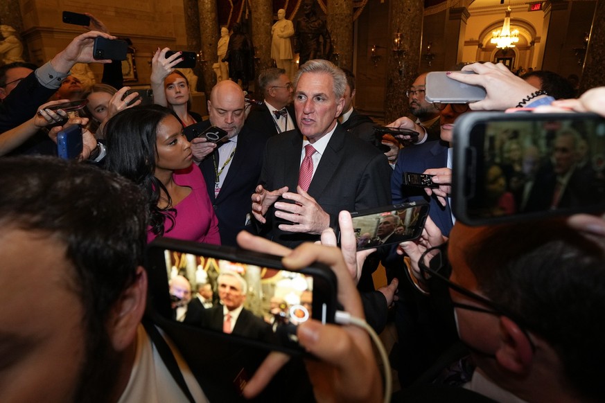 dpatopbilder - 05.01.2023, USA, Washington: Reporter umringen Kevin McCarthy, bisheriger Minderheitsführer der Republikaner im US-Repräsentantenhaus, als er die Kammern des Repräsentantenhauses verläs ...