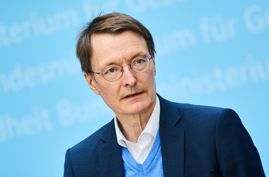 02.05.2022, Berlin: Karl Lauterbach (SPD), Bundesminister f