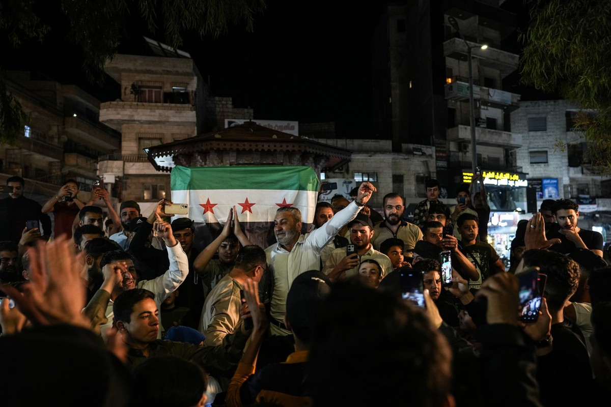 13.05.2025, Syrien, Idlib-Stadt: Syrer feiern auf dem Uhrenplatz im Zentrum der Stadt Idlib nach der Entscheidung von US-Präsident Trump, die Sanktionen gegen Syrien aufzuheben. Foto: Moawia Atrash/dp ...