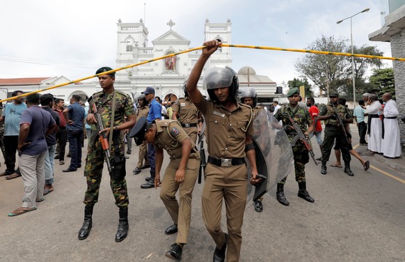Sri Lankan military officials stand guard in front of the St. Anthony&#039;s Shrine, Kochchikade church after an explosion in Colombo, Sri Lanka April 21, 2019. REUTERS/Dinuka Liyanawatte