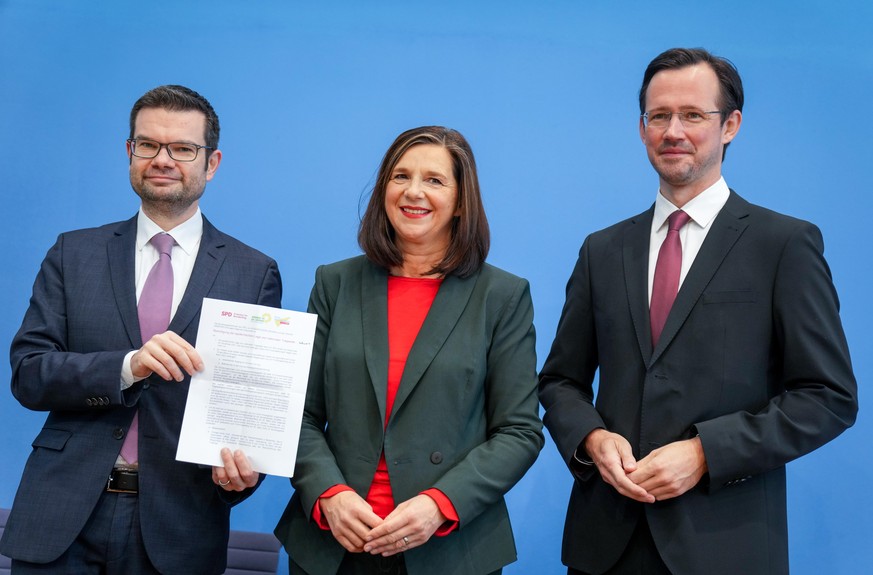 Dirk Wiese (r), stellvertretender SPD-Fraktionsvorsitzender, Katrin Göring-Eckardt (M), Fraktionsvorsitzende von Bündnis 90/Die Grünen, und Marco Buschmann, Erster Parlamentarischer Geschäftsführer de ...