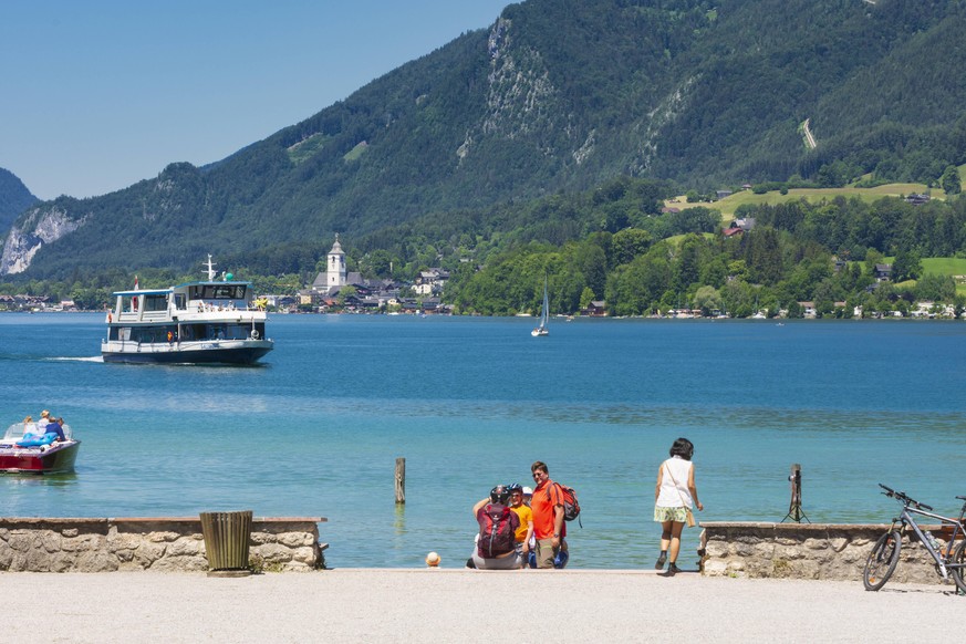 lake Wolfgangsee, jetty Strobl, excursion boat, view to St. Wolfgang Strobl Salzburg Austria Salzkammergut