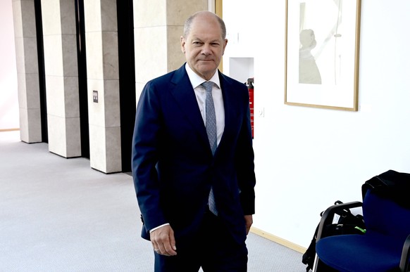 Olaf Scholz bei der Ankunft der SPD Gremien zu hybriden Sitzungen im Willy-Brandt-Haus. Berlin, 16.05.2022 *** Olaf Scholz on arrival of SPD committees for hybrid meetings at Willy Brandt Haus Berlin, ...