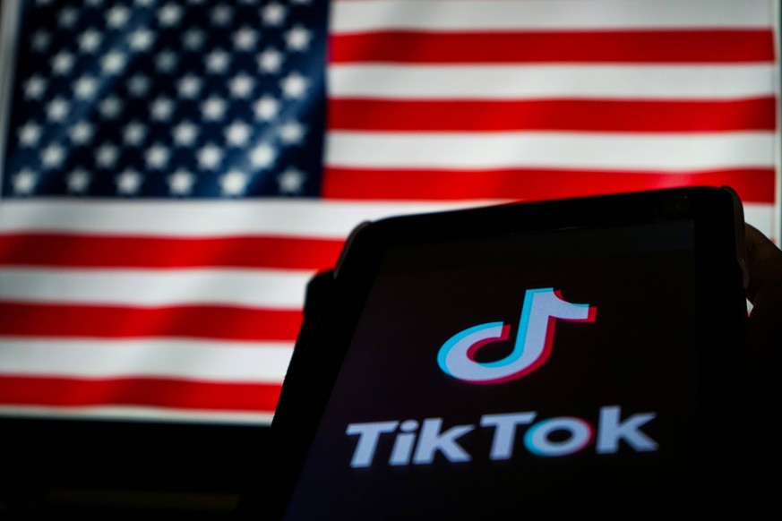 August 10, 2020, Makassar, South Sulawesi, Indonesia: Photo illustration - Tiktok app logo on screen with United States flag background. Makassar Indonesia - ZUMAb223 20200810_zip_b223_002 Copyright:  ...