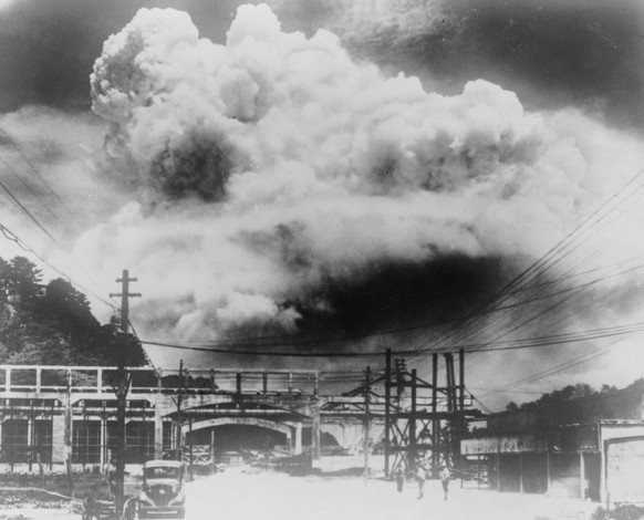 Japanese photo of the mushroom cloud of the atomic bomb blast in Nagasaki, Japan, Aug. 9, 1945. Courtesy Everett Collection PUBLICATIONxINxGERxSUIxAUTxONLY Copyright: xCourtesyxEverettxCollectionx HIS ...